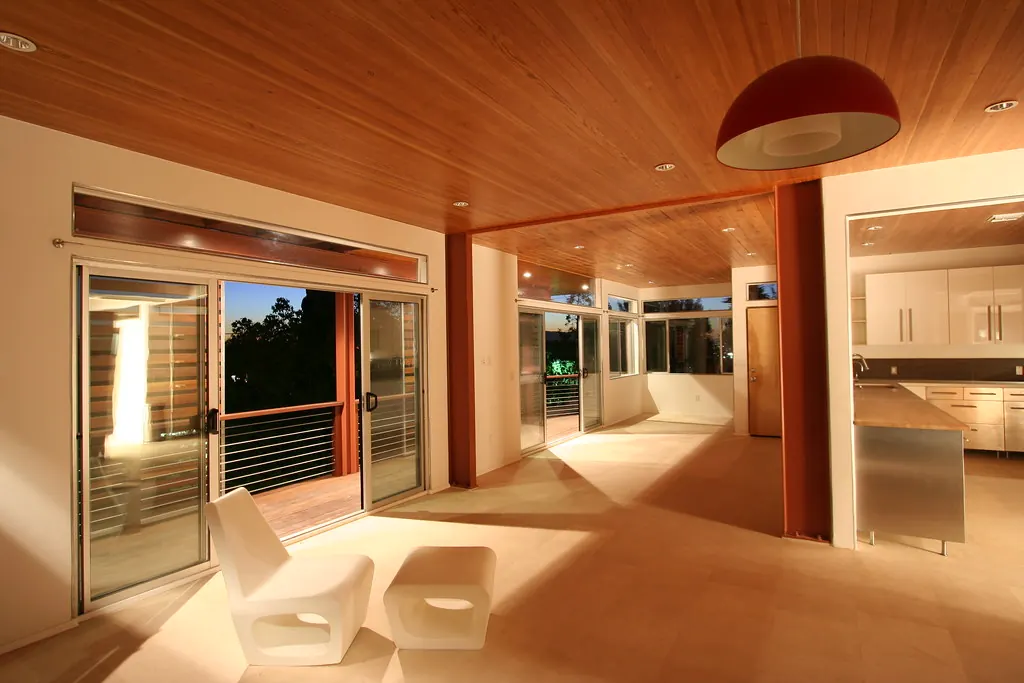 Salón con techo de madera y ventanales