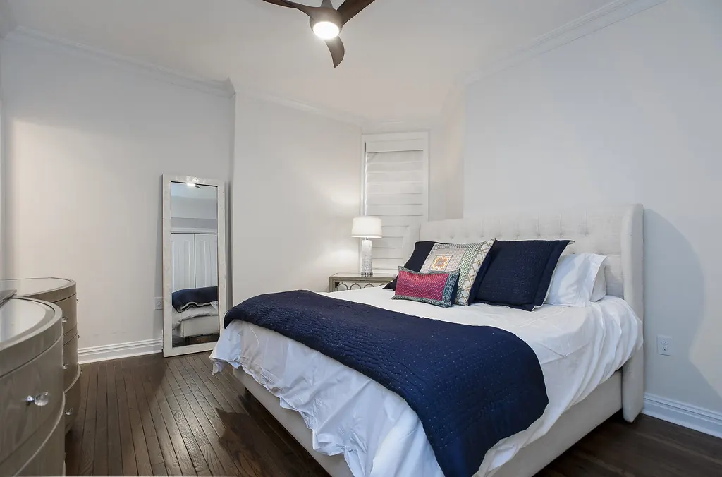 Dormitorio con cama de colcha azul marino