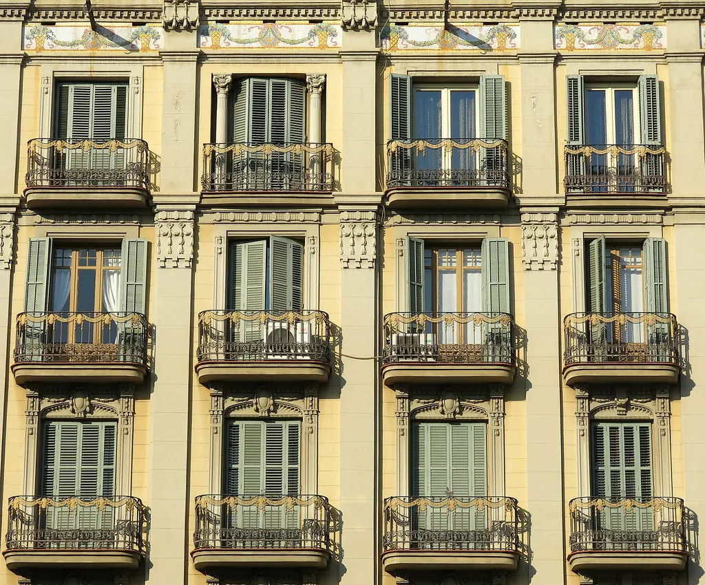 Fachada clásica del Eixample con balcones de hierro