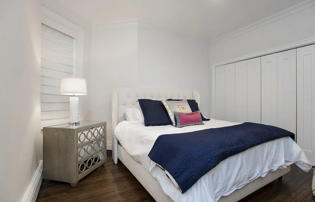 Dormitorio con cama doble y mesita