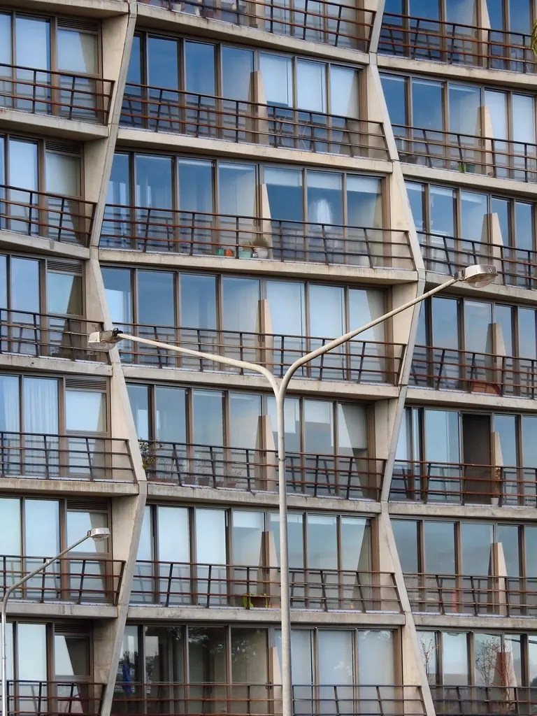 Fachada de un edificio residencial con balcones de cristal