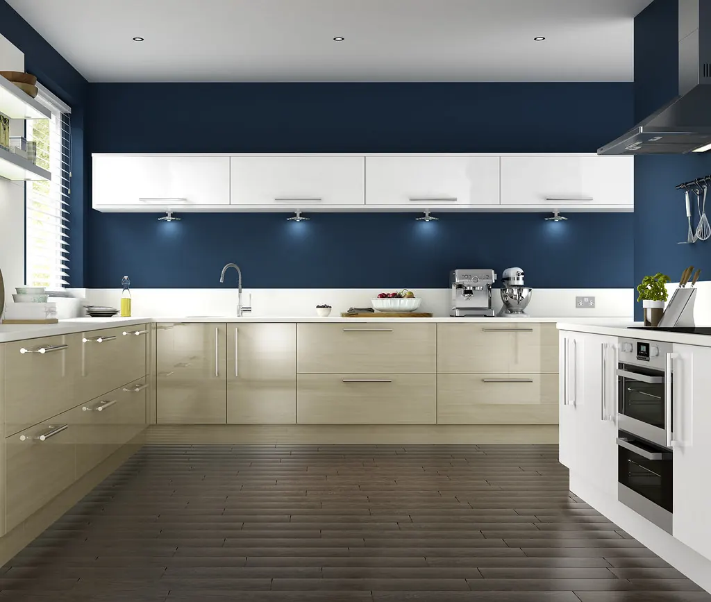 Cocina blanca con pared azul oscuro