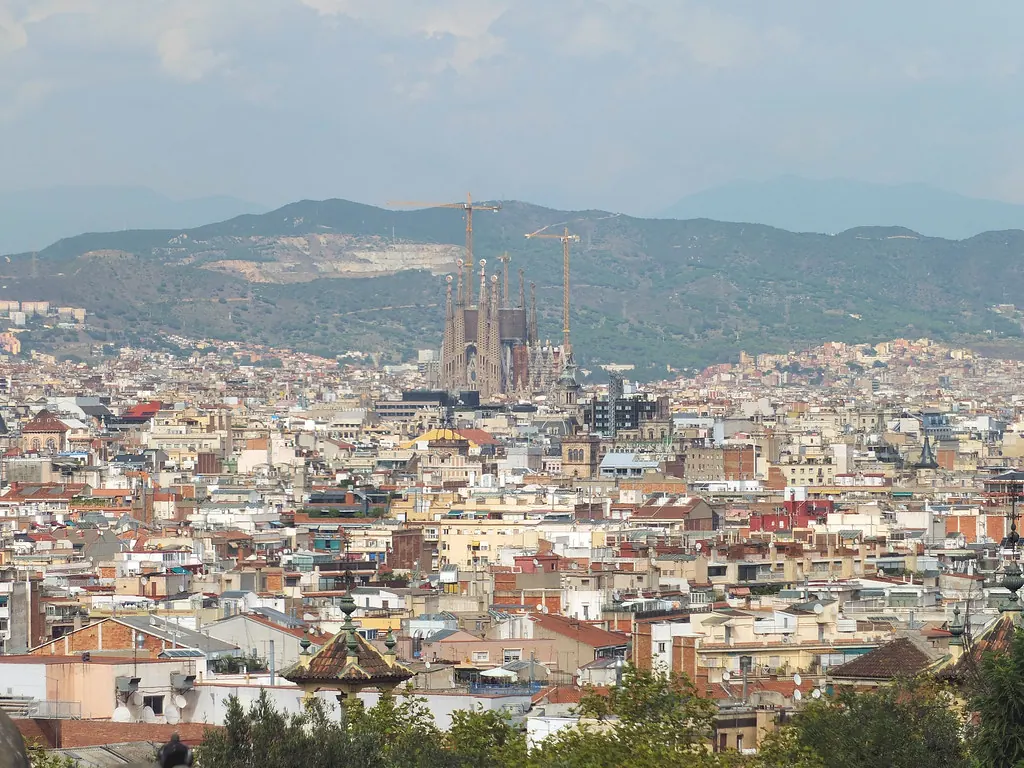 Vista de Barcelona desde Montjuïc con la Sagrada Família al fondo